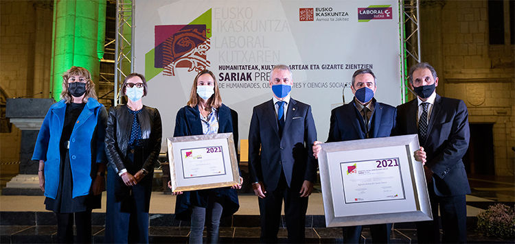 Agustín Azkarate y Ane Zulaika reciben los premios Eusko Ikaskuntza-Laboral Kutxa 2021