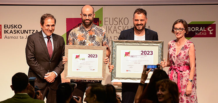 Kirmen Uribe y Beñat Garaio reciben el Premio Eusko Ikaskuntza-LABORAL Kutxa en una ceremonia muy emotiva