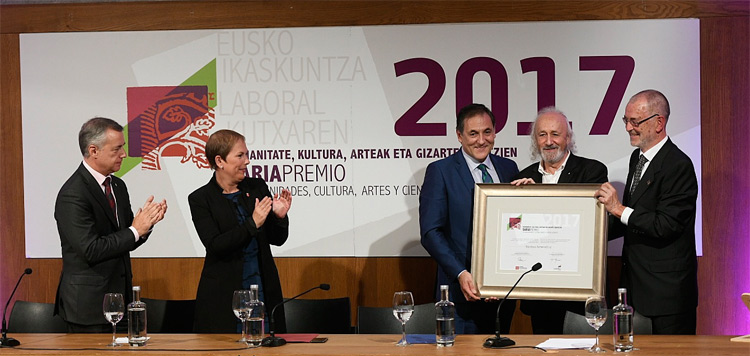 Montxo Armendarizek 2017ko  Eusko Ikaskuntza-Laboral Kutxa Saria jaso du