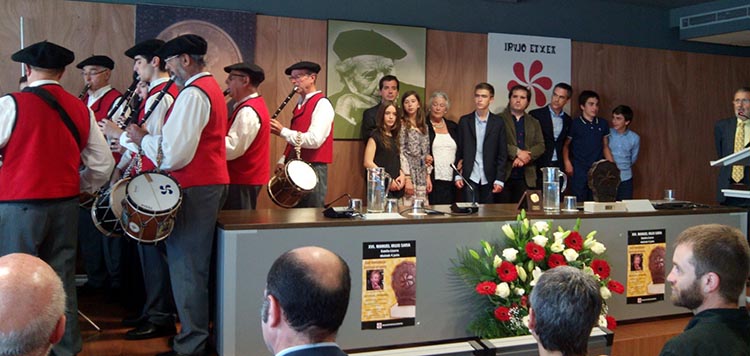 Erakunde bizitza: sariak, omenaldiak eta babes instituzionala