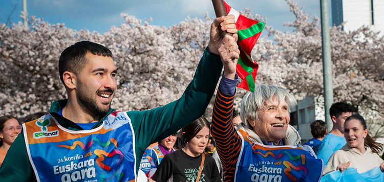 Eusko Ikaskuntzako bazkideek lekukoa eraman dute Korrika 2026an