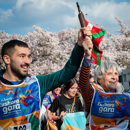 Eusko Ikaskuntzako bazkideek lekukoa eraman dute Korrika 2026an