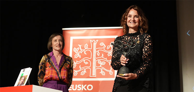 Gloria Totoricag&uuml;ena recibe el Premio Manuel Lekuona 2025 en Gernika