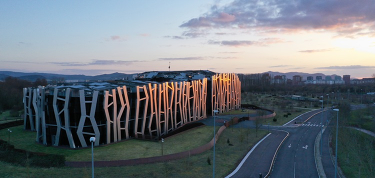 Eusko Ikaskuntza eta EUNEIZ unibertsitatearen arteko lankidetza-hitzarmenaren sinadura